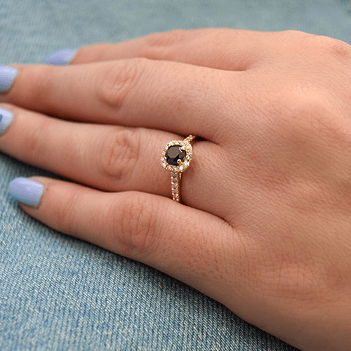 טבעת זהב צהוב המשובצת יהלומים שחורים ולבנים במשקל