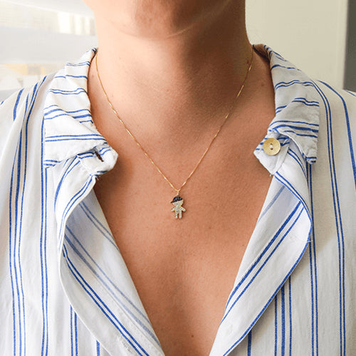 שרשרת ילד מזהב משובצת ספירים כחולים ויהלומים טבעיים בעיצוב עם כובע כחול