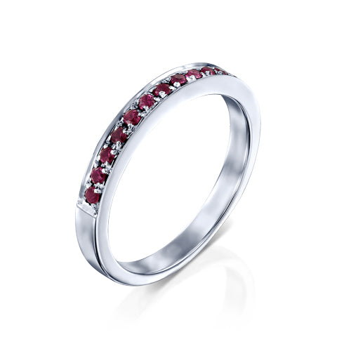 טבעת זהב לבן משובצת שורת אבני רובי טבעיות בגוון אדום עז