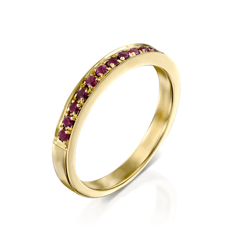 טבעת זהב צהוב משובצת שורת אבני רובי טבעיות בגוון אדום עמוק