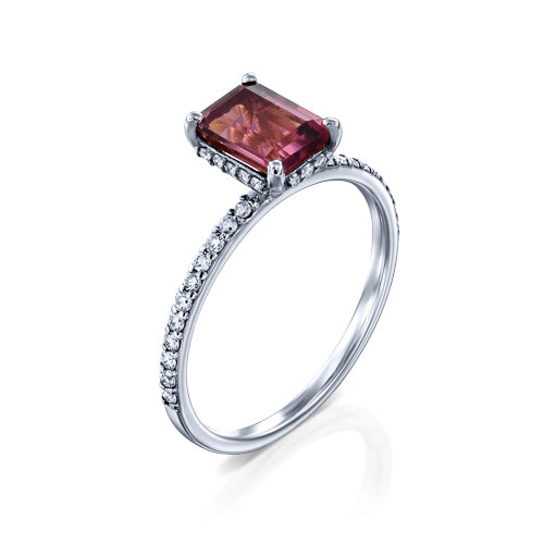 טבעת זהב לבן עם אבן מורגנייט טבעית מלבנית ושיבוץ יהלומים עדין