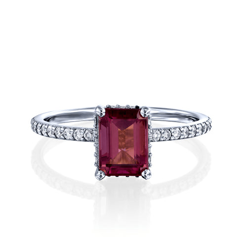 טבעת זהב לבן עם אבן מורגנייט טבעית מלבנית ושיבוץ יהלומים עדין