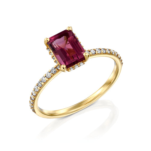 טבעת זהב צהוב עם אבן מורגנייט טבעית בחיתוך מלבני ושורת יהלומים