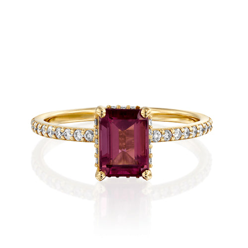 טבעת זהב צהוב עם אבן מורגנייט טבעית בחיתוך מלבני ושורת יהלומים