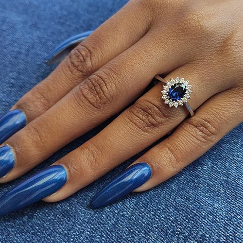 טבעת הנסיכה דיאנה העיצוב המקורי בזהב לבן משובצת ספיר כחולה