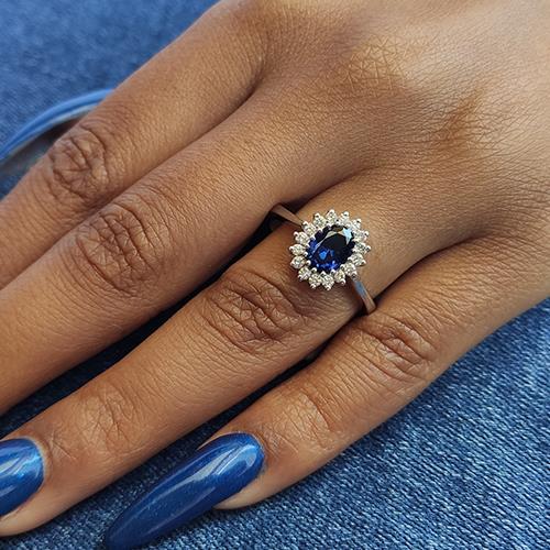 טבעת הנסיכה דיאנה העיצוב המקורי בזהב לבן משובצת ספיר כחולה