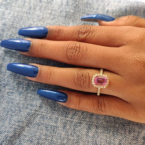 טבעת זהב צהוב עם טורמלין ורודה בחיתוך מלבני ושיבוץ יהלומים מסביב