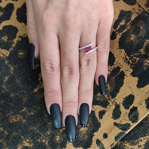 טבעת זהב צהוב עם רובי אדומה ושיבוץ יהלומים טבעיים בסגנון טוויסט