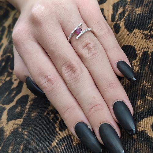 טבעת זהב צהוב עם רובי אדומה ושיבוץ יהלומים טבעיים בסגנון טוויסט