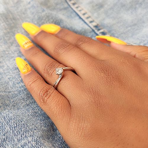 טבעת אירוסין זהב לבן "שירי" 0.31 מתאימה לנשים מיוחדות