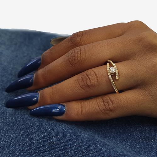 טבעת אירוסין זהב צהוב "לין" בעיצוב טוייסט מיוחד