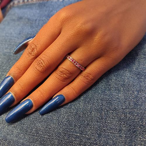 טבעת זהב לבן משובצת שורת אבני רובי טבעיות בגוון אדום עז