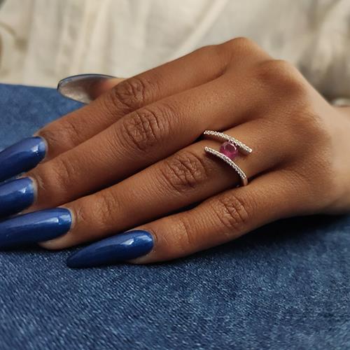 טבעת אירוסין טוויסט בשילוב אבן רובי אדומה