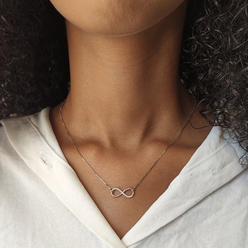 שרשרת אינפיניטי מזהב משובצת יהלומים טבעיים 0.15 קראט בעיצוב אלגנטי ונצחי