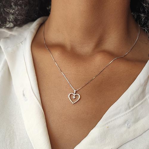 שרשרת זהב לבן עם תליון לב ויהלום טבעי במרכז בעיצוב עדין