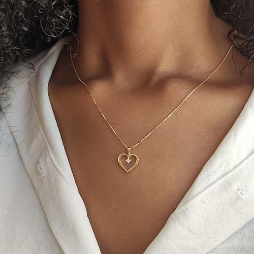 שרשרת זהב לבן עם תליון לב ויהלום טבעי במרכז בעיצוב עדין