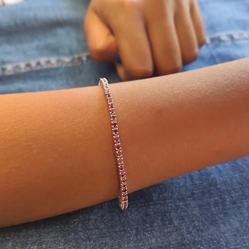 צמיד טניס מזהב לבן משובץ אבני רובי טבעיות לאורך כל החוליות בצבע חזק