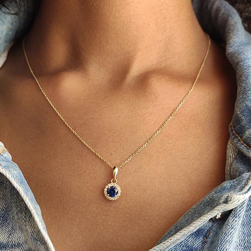 תליון זהב עם ספיר כחול טבעי והילה של יהלומים נוצצים לנצחיות