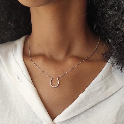 שרשרת פרסה משובצת יהלומים טבעיים 0.25 קראט למראה שמביא מזל