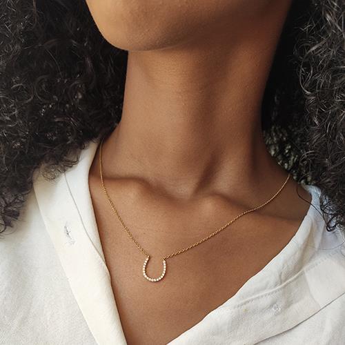 שרשרת פרסה משובצת יהלומים טבעיים 0.25 קראט למראה שמביא מזל