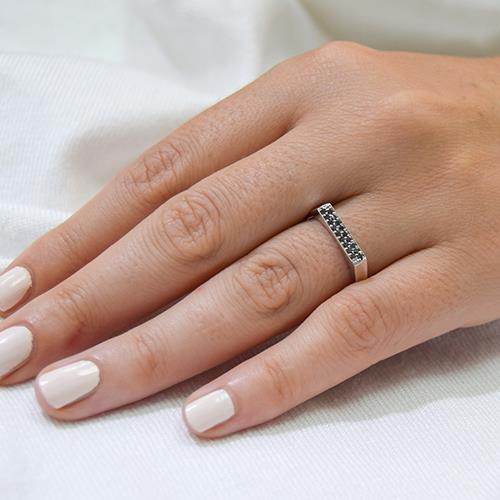 טבעת חותם רחבה משובצת יהלומים שחורים