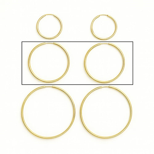 עגילי חישוק זהב בקוטר 4 ס"מ בעיצוב נקי ומדויק למראה יומיומי עם נוכחות אלגנטית