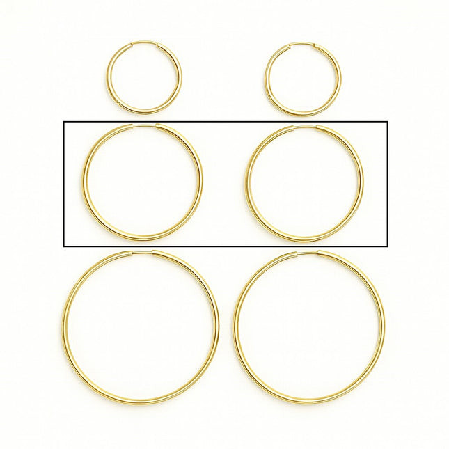 עגילי חישוק זהב בקוטר 4 ס"מ בעיצוב נקי ומדויק למראה יומיומי עם נוכחות אלגנטית