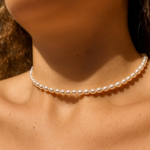 שרשרת פניני אורז אמיתיות טבעיות בעיצוב עדין ונשי עם ברק טבעי ומרשים