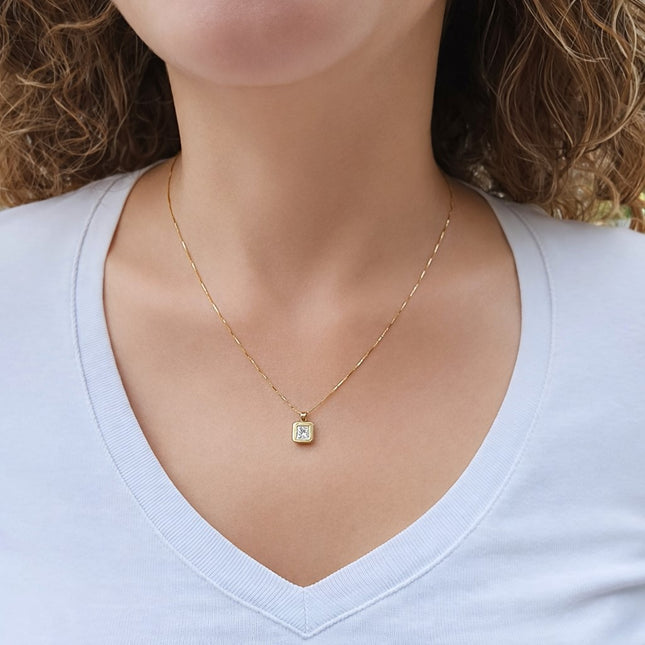 שרשרת זהב עם תליון יהלום פרינסס מרובע בשיבוץ בזל מדויק