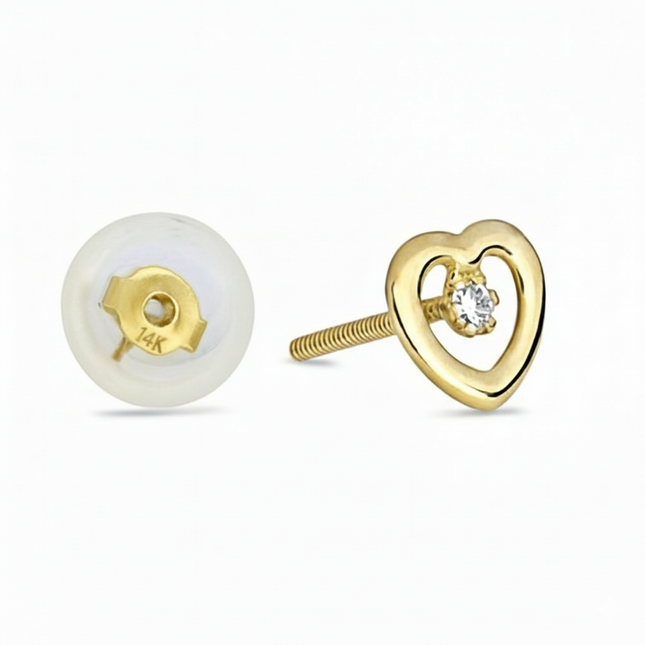 עגילי לב זהב עדינים עם יהלום מעבדה במראה אלגנטי על האוזן