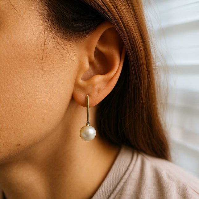 עגילי פנינה תלויים בעיצוב מודרני וזהב לבן למראה אלגנטי