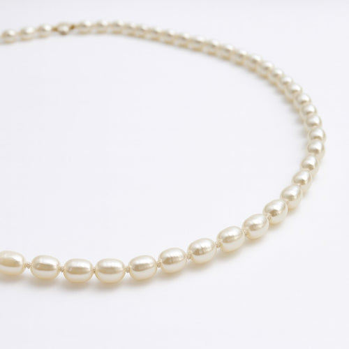 שרשרת פניני אורז אמיתיות טבעיות בעיצוב עדין ונשי עם ברק טבעי ומרשים