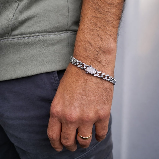 צמיד קובני מזהב לבן עם חוליות משובצות יהלומים טבעיים בעיצוב מרשים