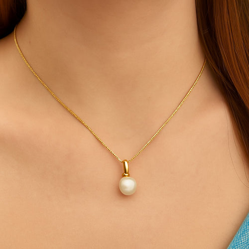 תליון פנינה עגולה מזהב בעיצוב קלאסי ועדין המעניק מראה יוקרתי ונשי