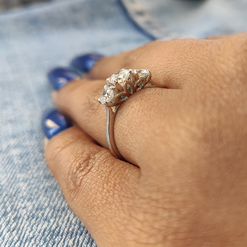 טבעת "פרח שלושה יהלומים"