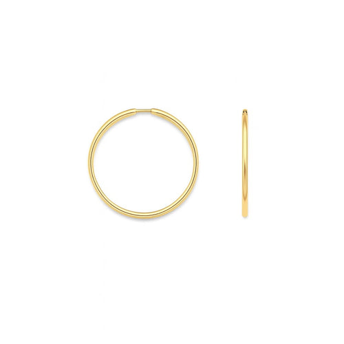 עגילי חישוק זהב בקוטר 2.4 ס"מ בעיצוב מינימליסטי ומדויק למראה יומיומי מושלם