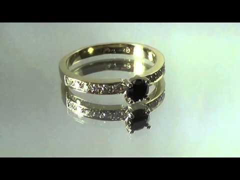 טבעת אירוסין משובצת יהלום טבעי בצבע שחור ולצידו 6 יהלומים לבנים